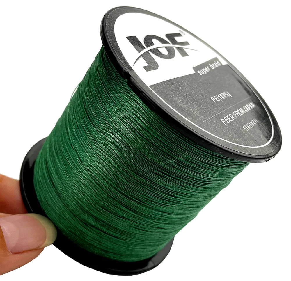 Un carrete de hilo de pescar verde. La etiqueta del carrete indica que es un hilo de pescar SUPER MARCA y está hecho de material PEF, que probablemente sea un tipo de fibra sintética comúnmente utilizada en los hilos de pescar por su resistencia y durabilidad.