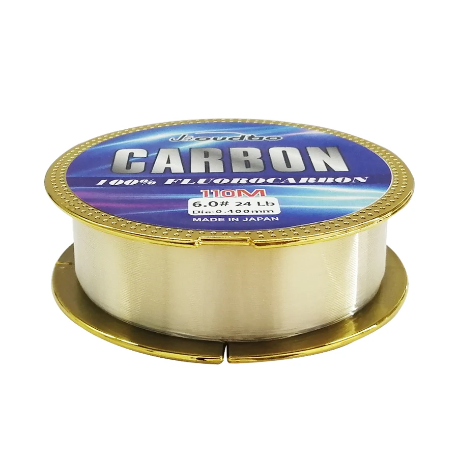 Una lata de carbón, específicamente etiquetada como 100% Fluoro Carbono. La lata está sellada con una tapa de color dorado y hay una etiqueta que indica que está fabricada en Japón. El texto de la etiqueta también incluye 6
