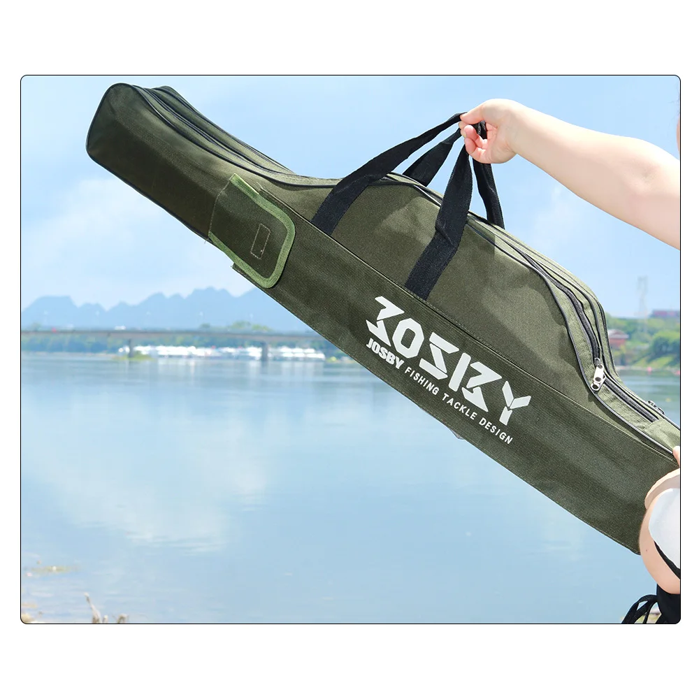 Una persona que sostiene un estuche de caña de pescar verde. El estuche tiene impreso el texto KOSSY FISHING TACKLE DESIGN, lo que indica que probablemente sea un producto de una marca especializada en aparejos de pesca.