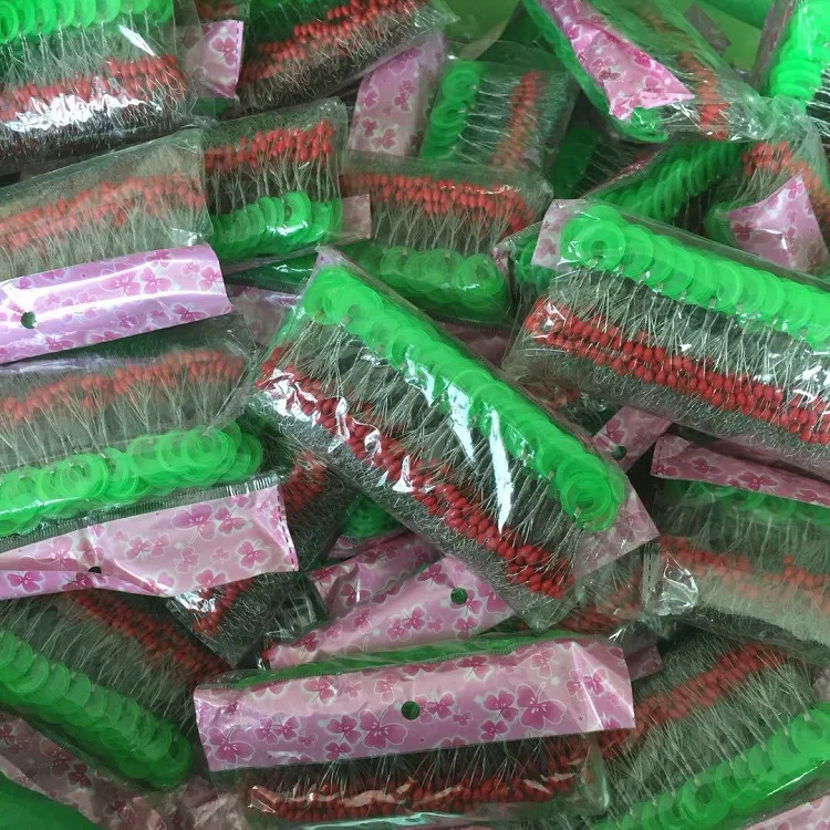 Embalaje de botones y alfileres coloridos listos para proyectos de elaboración y decoración