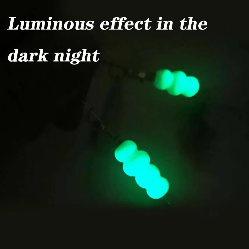 Una cadena de luces verdes sobre un fondo oscuro. Las luces están dispuestas en un patrón curvo y la foto parece haber sido tomada en condiciones de poca luz, lo que mejora la visibilidad de las luces.