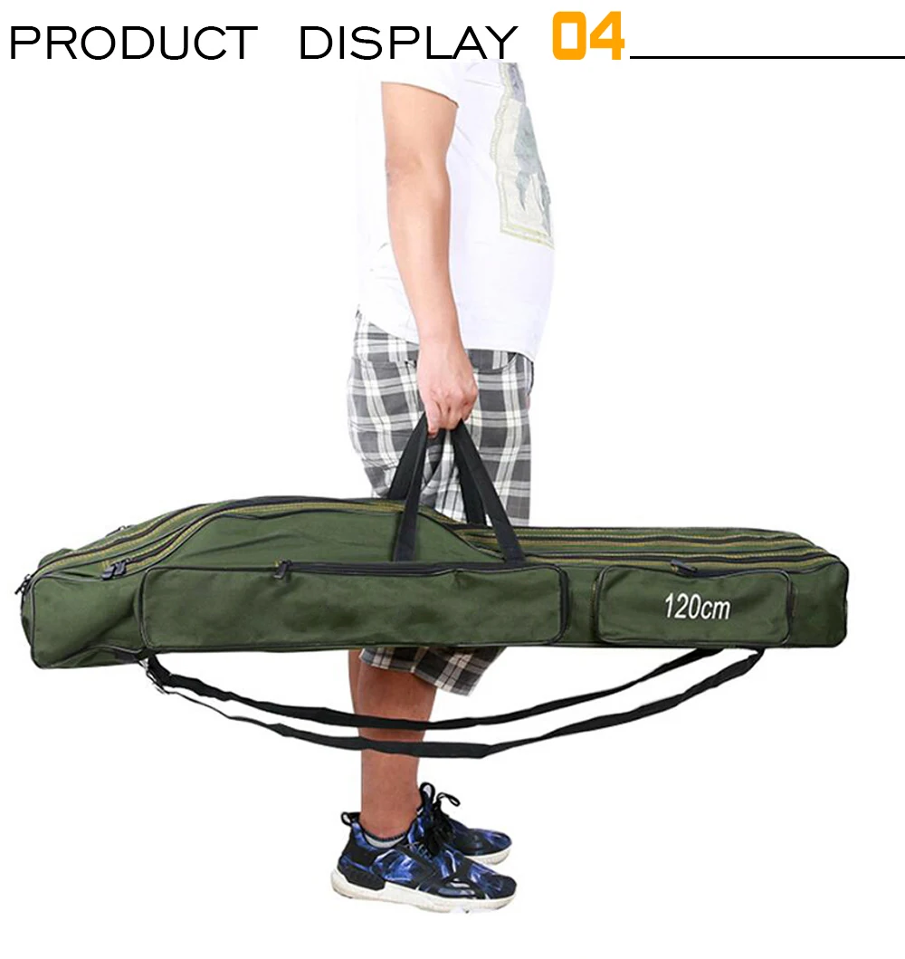 Una persona que sostiene un estuche grande, verde y acolchado. El estuche parece estar diseñado para llevar un rifle o una escopeta, como lo indican el tamaño y la forma. Tiene un asa para transportar y una correa para el hombro para soporte adicional.