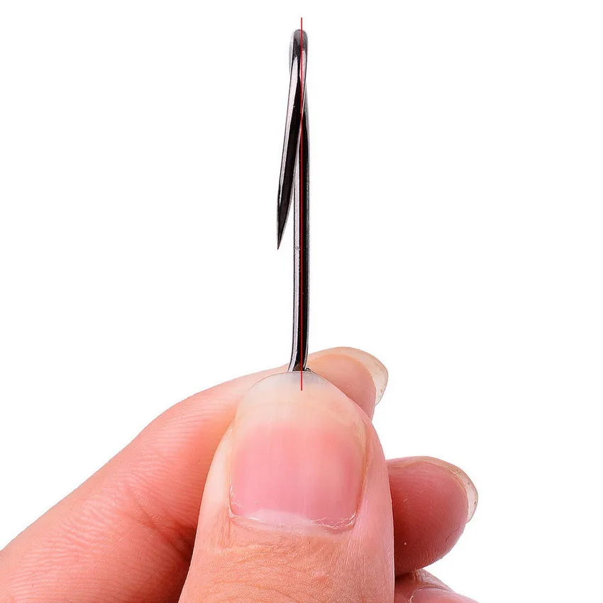 Una persona sostiene un pequeño alfiler en el dedo