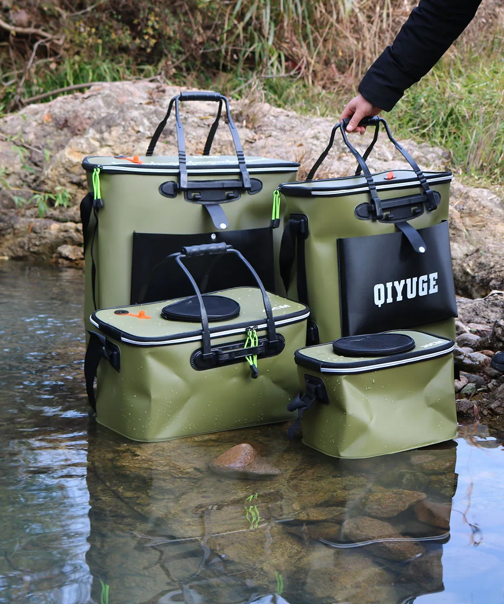Dos hieleras, una más grande y otra más pequeña, colocadas en una masa de agua, posiblemente un río o un arroyo. Las hieleras están diseñadas para usarse en actividades al aire libre como acampar o pescar, ya que son impermeables y pueden usarse para mantener alimentos y bebidas frías.