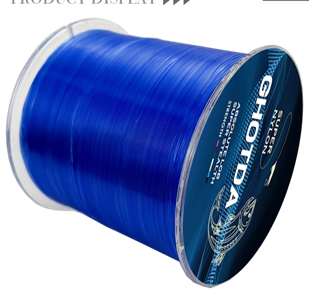 Un carrete de hilo de pescar. La etiqueta en el carrete indica que es un hilo de pescar Ghost Super Strong Nylon. El color del hilo es azul y el carrete tiene un núcleo de plástico transparente con una etiqueta azul envuelta alrededor.
