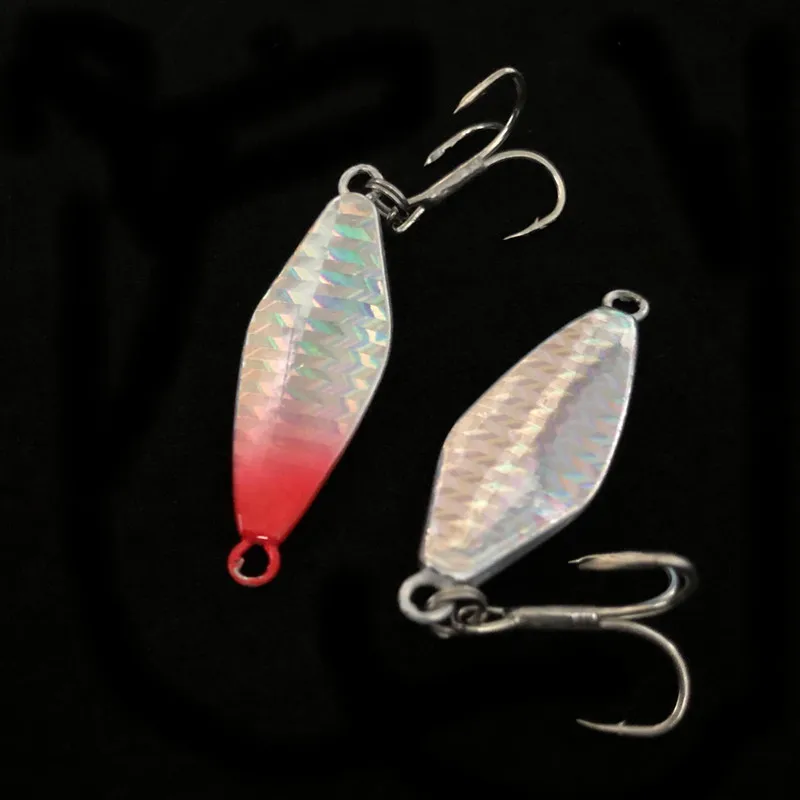 Estos señuelos de pesca reflectantes brillantes están diseñados para atraer peces con sus colores vibrantes y patrones intrincados.