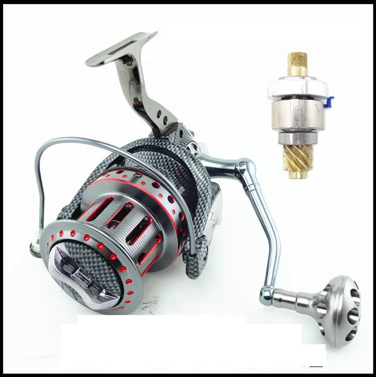 Este carrete de pesca de alto rendimiento presenta un cuerpo de fibra de carbono duradero y un carrete de latón hechos de precisión para un rendimiento óptimo