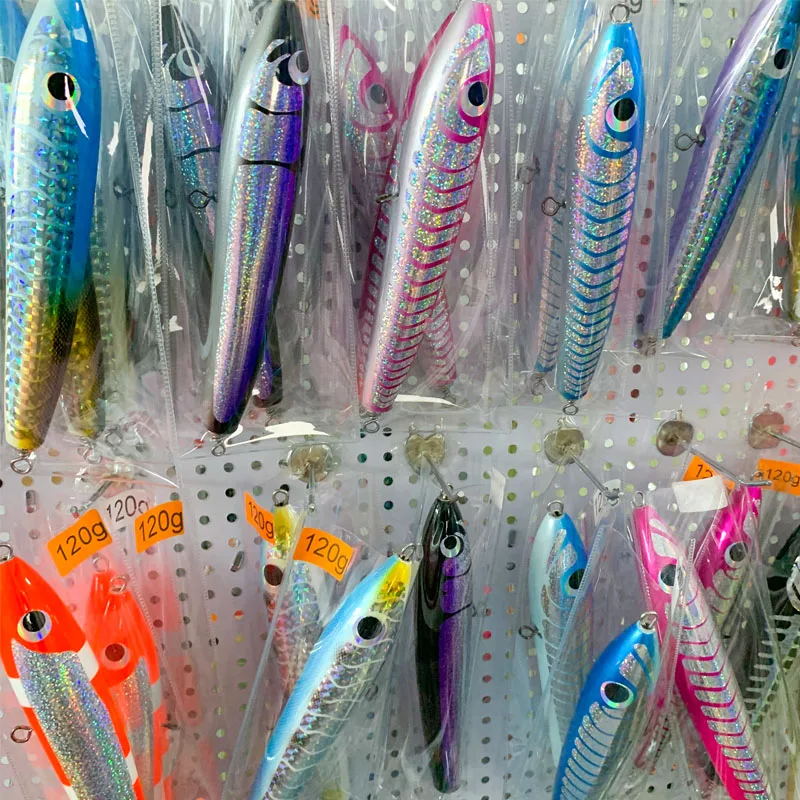Una colección de señuelos artificiales que se utilizan para pescar. Estos señuelos están diseñados para parecerse a peces y generalmente están hechos de plástico u otros materiales que pueden arrojarse al agua y recuperarse para imitar el movimiento de un pez vivo.