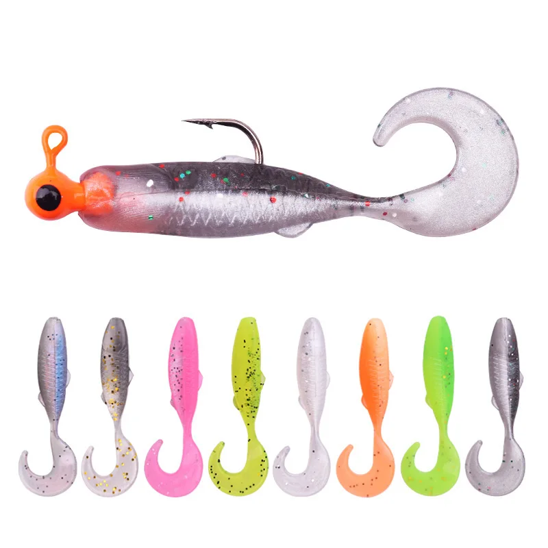 Una selección de señuelos de pesca artificiales. Están diseñados para imitar la apariencia de los peces y se utilizan para atraer peces reales cuando se pesca. Los señuelos vienen en varios colores y patrones, cuyo objetivo es imitar la apariencia de diferentes tipos de peces o ser más visibles en diferentes condiciones del agua.
