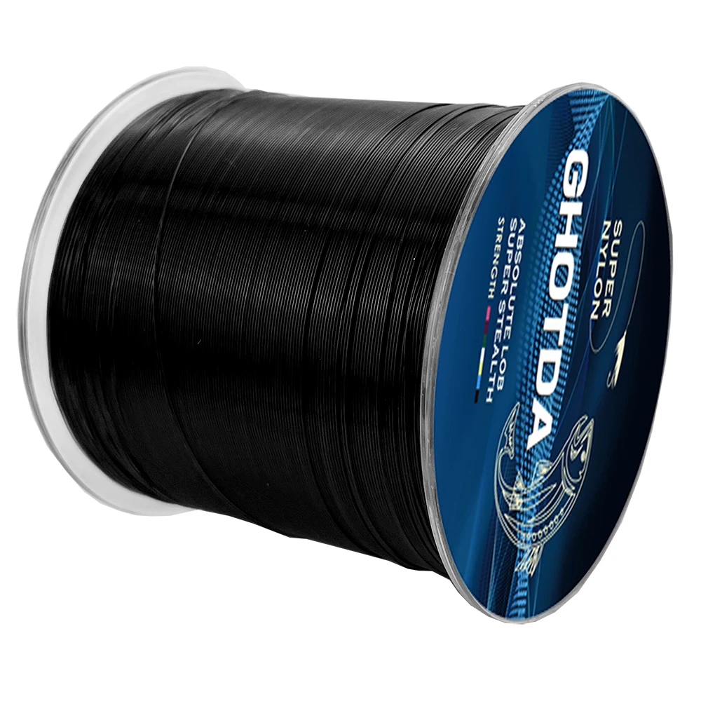 Un carrete de hilo de pescar. Parece ser una marca de hilo de pescar llamada Ghost Nylon Super Strong. El carrete está diseñado para usarse con carretes de pesca y el hilo de pescar se enrolla alrededor de él de manera ordenada y organizada.