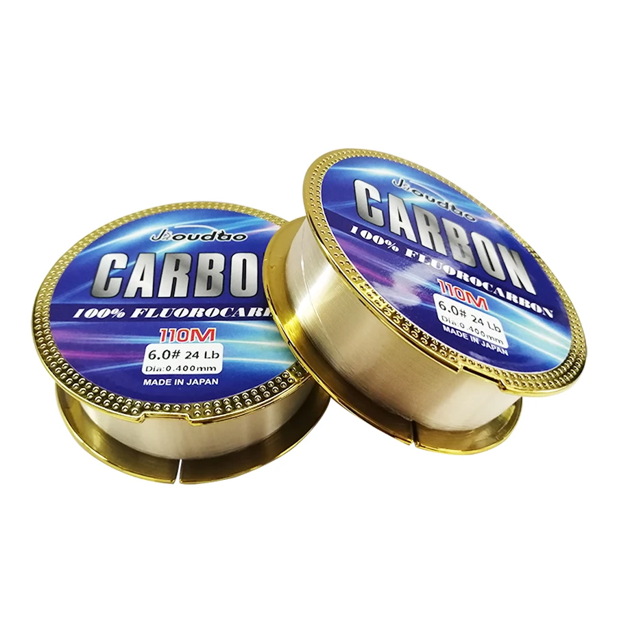 Dos carretes de hilo de pescar. La etiqueta del carrete indica que es un hilo de pescar 100% Fluoro Carbon, que es un tipo de hilo de pescar hecho de material de fluorocarbono.