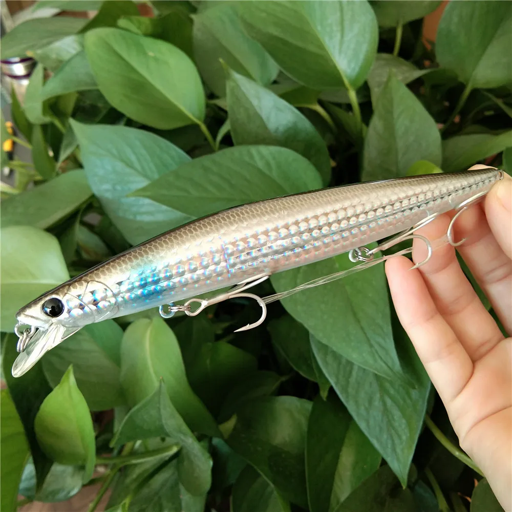 un señuelo de pesca realista brillante diseñado para captar peces