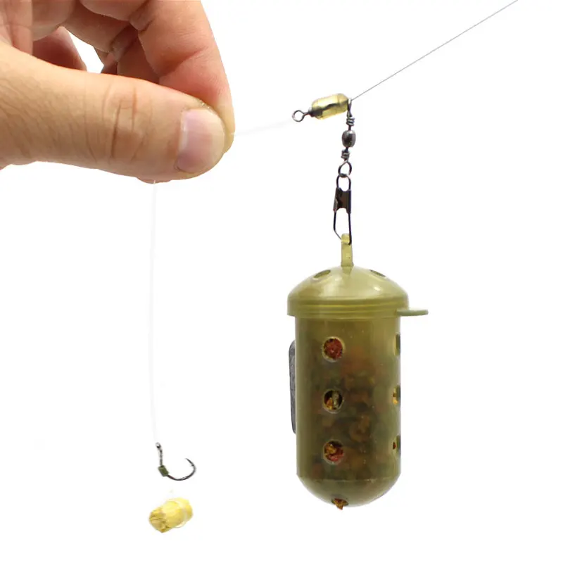 un señuelo de pesca con un gancho y un recipiente pequeño con un gancho colgando de él