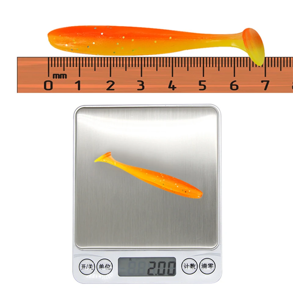 Un vibrante señuelo de pesca de naranja a color amarillo con un diseño elegante, perfecto para atrapar peces