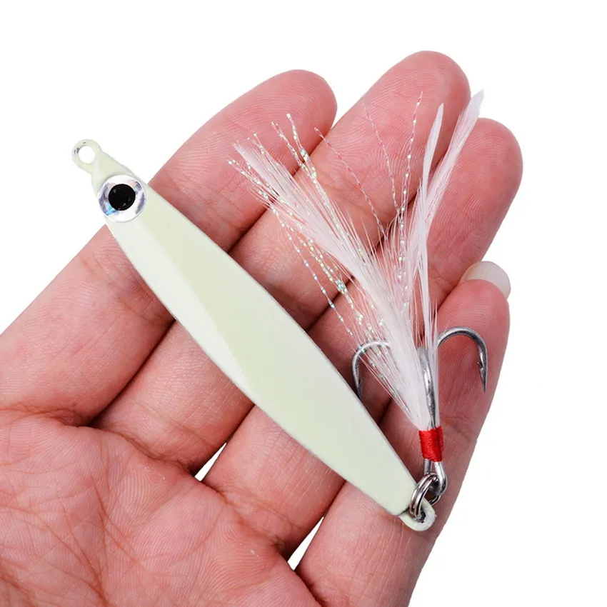 Señuelo metal jigging mostrando su acabado brillante y diseño aerodinámico