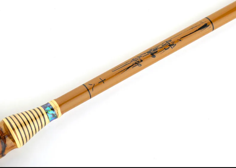 una caña de pescar bellamente elaborada con intrincados detalles