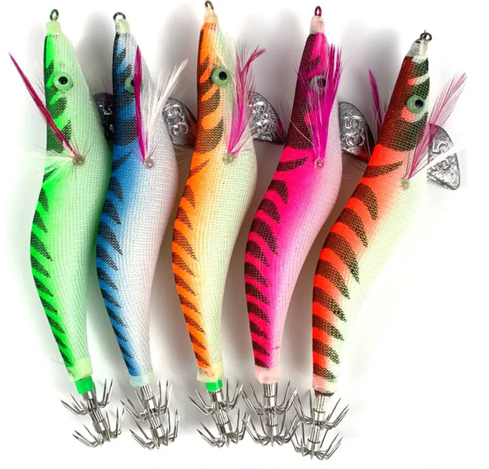 Señuelos de pesca coloridos con patrones vibrantes y detalles realistas