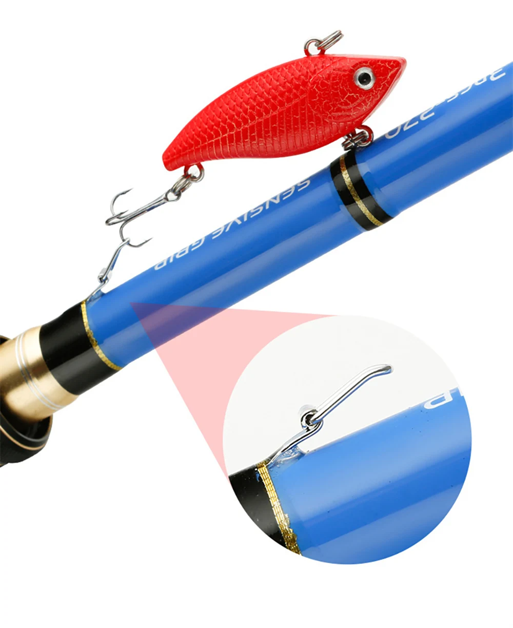 Una caña de pescar con un señuelo rojo sujeto al sedal. El señuelo está diseñado para parecerse a un pez, que es un tipo común de cebo utilizado en la pesca para atraer peces reales.