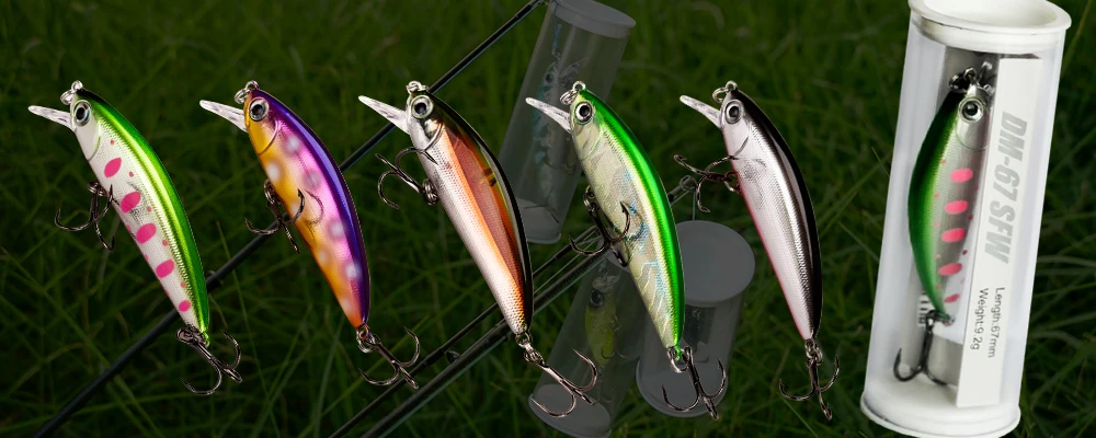 Una fila de señuelos de pesca con diferentes colores y diseños.