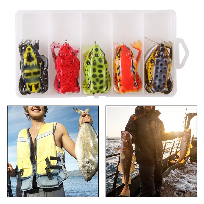 Un hombre sosteniendo un pez con un señuelo en la mano