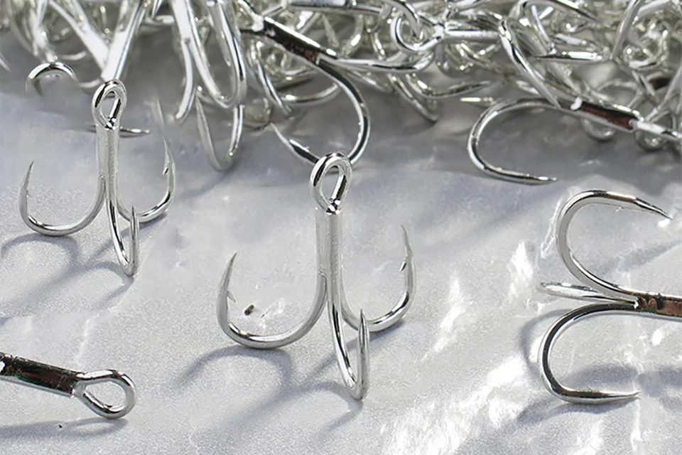 Un montón de ganchos están sobre un fondo blanco