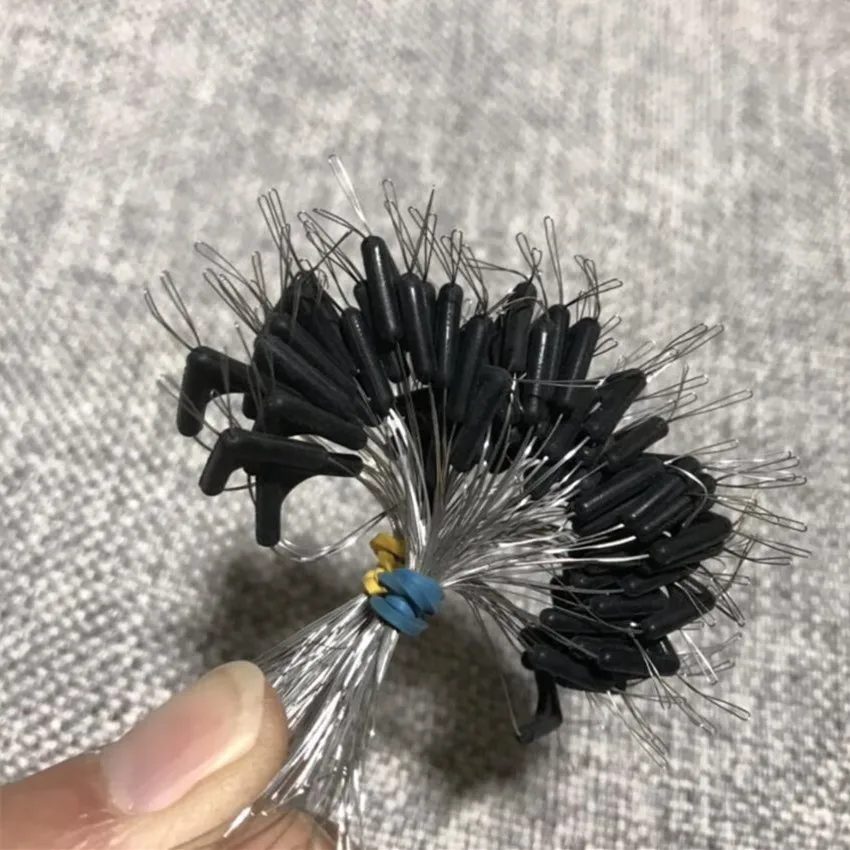 un montón de cables negros