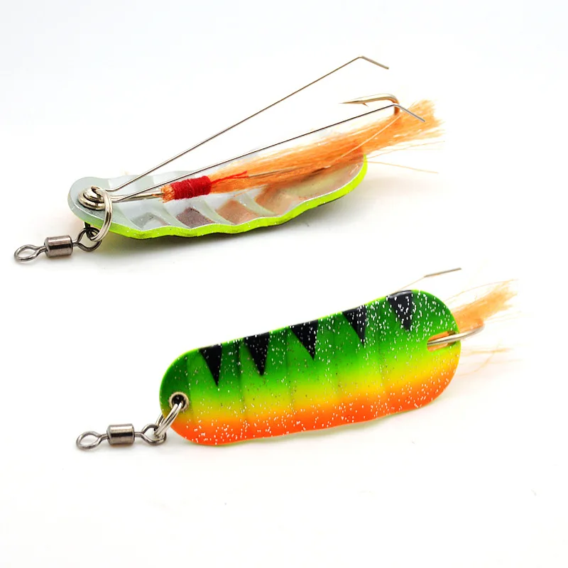 Dos señuelos de pesca con diferentes colores y diseños.