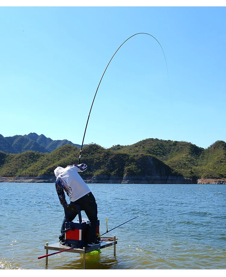 Aventura de pesca en aguas serenas con un telón de fondo perfecto de montañas