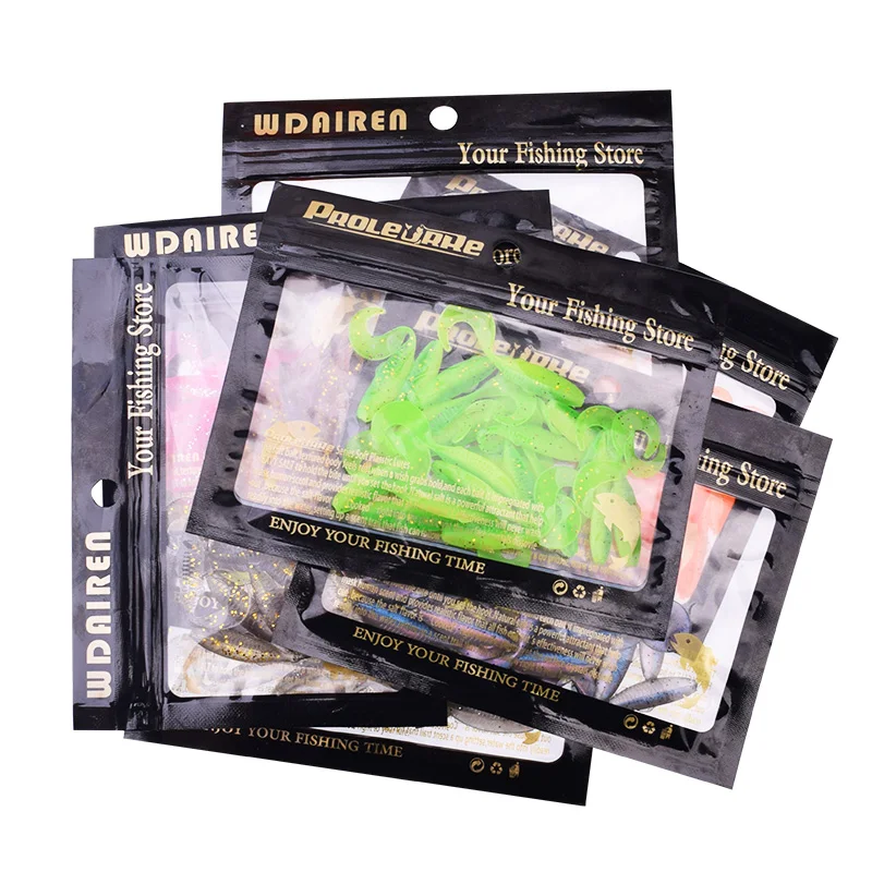Una colección de paquetes de señuelos de pesca. Estos paquetes se utilizan normalmente para almacenar y exhibir señuelos de pesca, que son cebos artificiales que se utilizan para atraer peces.