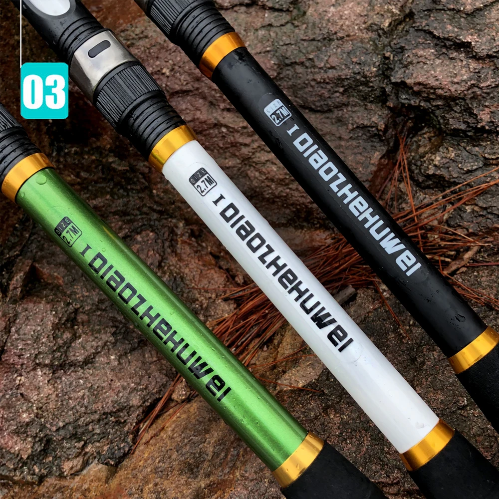 Tres bastones de trekking sobre una superficie rocosa. Cada poste tiene un mango negro, un eje blanco con texto negro y una punta negra. El texto en los polacos parece estar en una escritura no latina, que podría ser un idioma como el chino o el japonés.