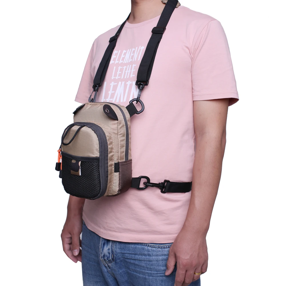 Una persona que lleva una camiseta rosa con el elemento de texto leithe leithe. La persona también lleva un bolso cruzado con una correa que pasa por encima del hombro y cruza el pecho.