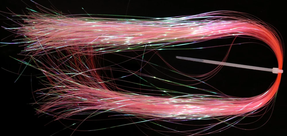 Los hilos iridiscentes brillantes crean un efecto visual fascinante