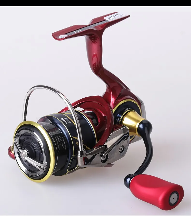 Un carrete de pesca de alto rendimiento con un diseño elegante y una construcción duradera