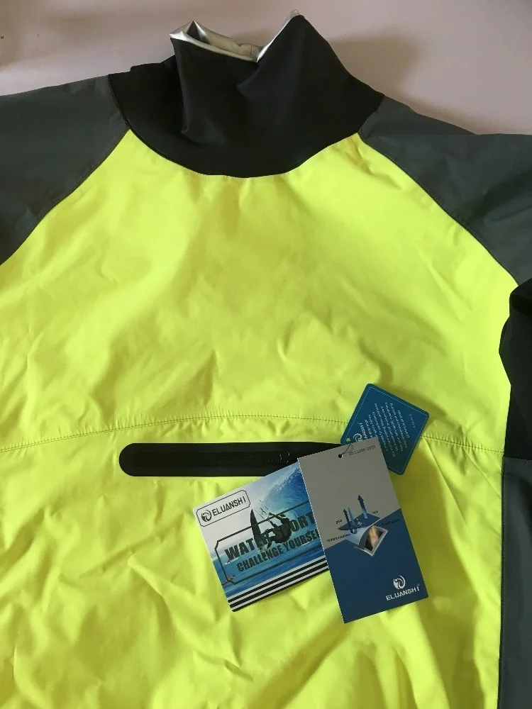 Chaqueta de colores brillantes con cuello alto y un bolsillo con cremallera