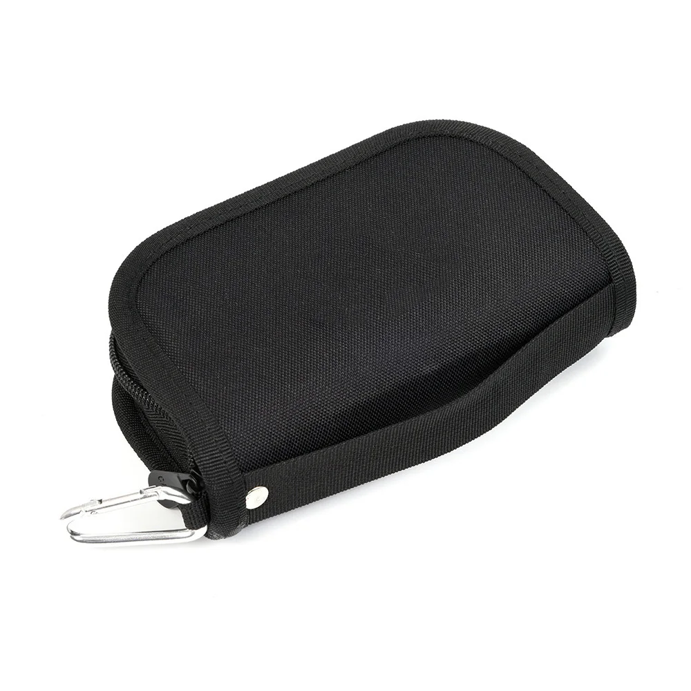 Bolsa negra compacta con un carabinador para almacenamiento seguro
