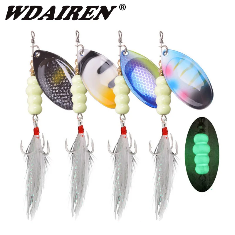 Una colección de señuelos de pesca. Estos señuelos están diseñados para imitar la apariencia de peces u otras criaturas acuáticas para atraer peces. Vienen en varias formas, tamaños y colores, cada uno diseñado para atraer a diferentes tipos de peces o condiciones de pesca.