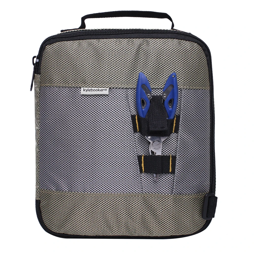 Una bolsa con cierre de cremallera. Dentro de la bolsa, hay un par de tijeras azules con mango negro. La bolsa parece estar diseñada para transportar herramientas pequeñas o artículos personales y tiene una etiqueta que dice Kylebooker en el frente.