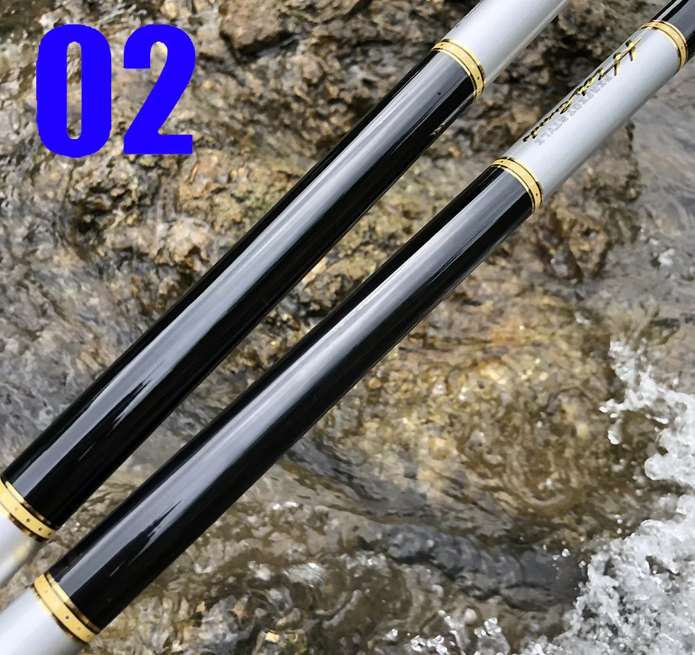 Un par de cañas de pescar con mosca parcialmente sumergidas en agua. Las cañas son negras con una banda de color dorado o latón cerca del mango, típica de los equipos de pesca con mosca.