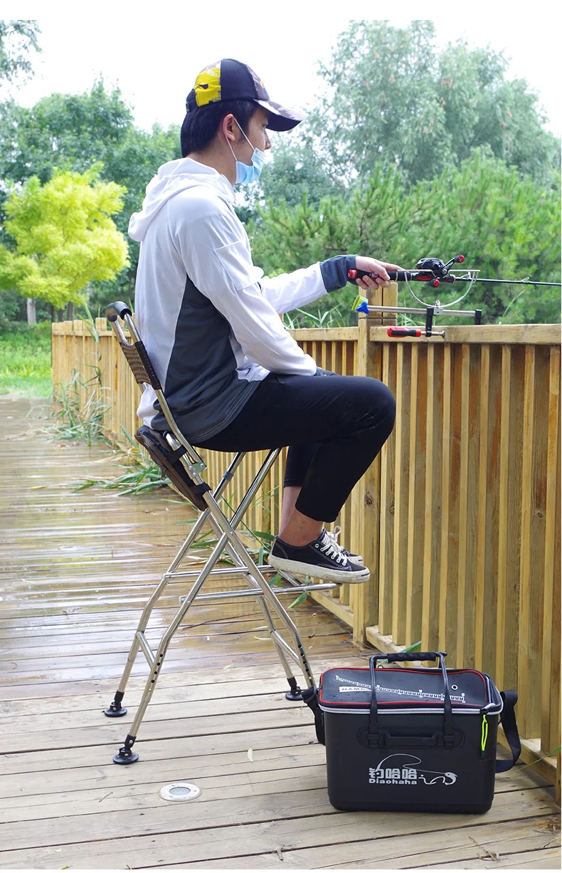 Disfrutando de un día de pesca en una cubierta de madera rodeada de naturaleza