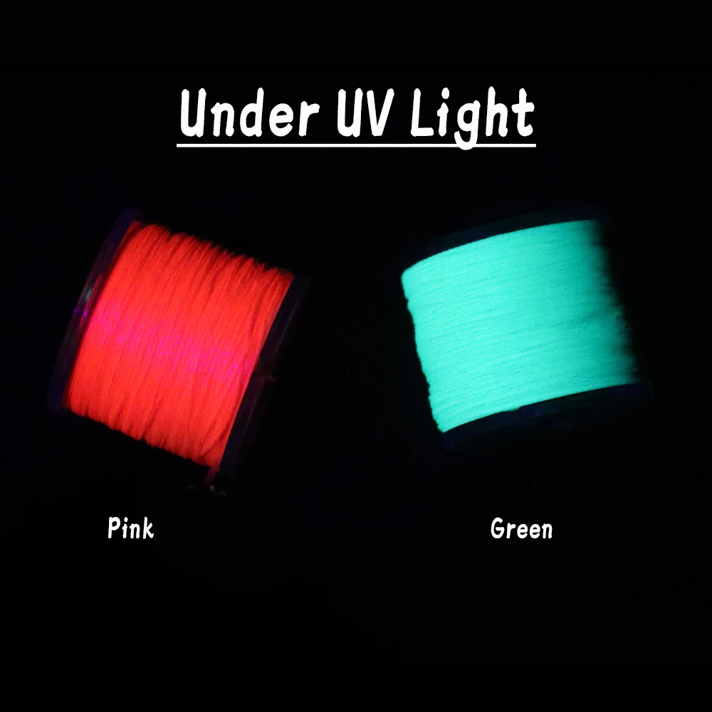 Un carrete rojo y verde de hilo