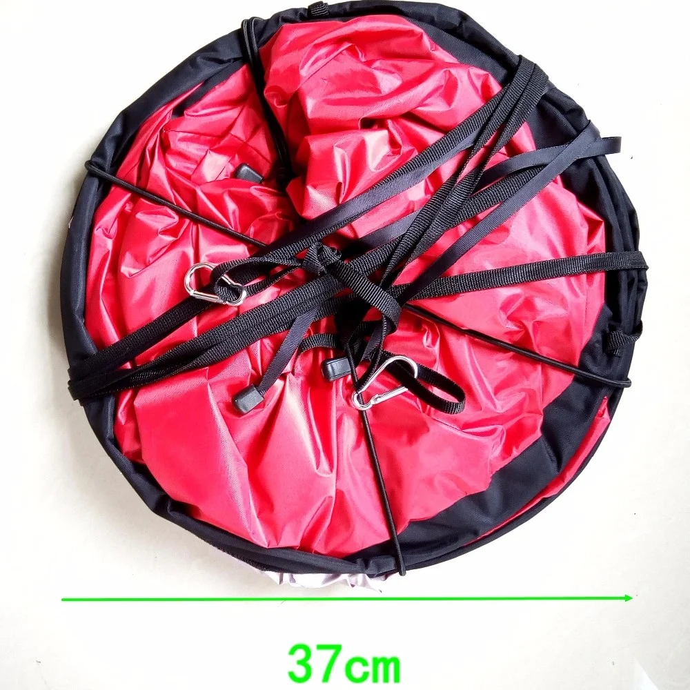 Compacto y portátil Esta vibrante bolsa roja y negra mide 37 cm, perfecta para los elementos esenciales sobre la marcha