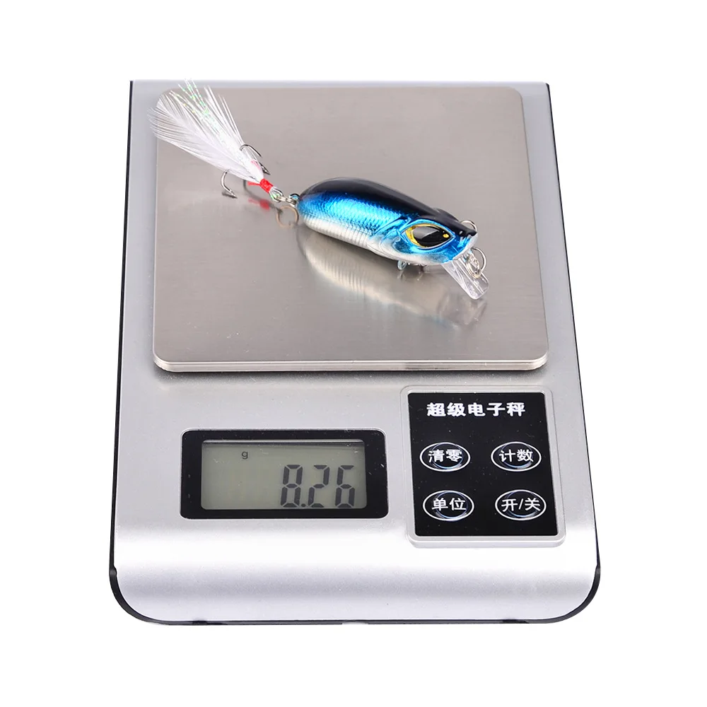 Una escala de plata con un señuelo de pesca