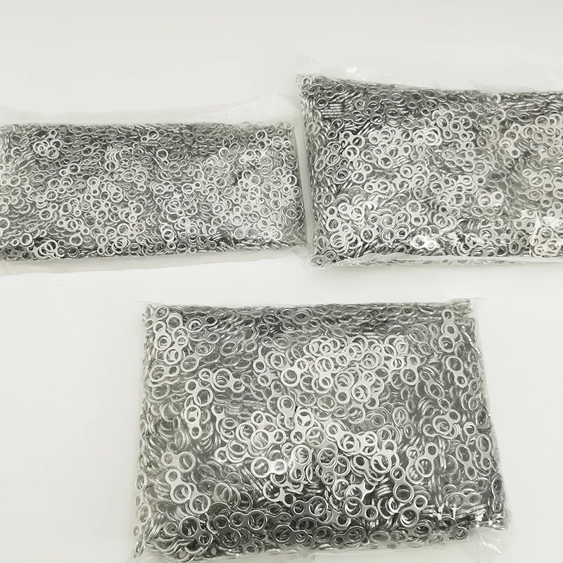 Tres bolsas de lo que parecen ser anillos o arandelas de metal. Están bien empaquetados y sellados en bolsas de plástico, lo que sugiere que probablemente estén destinados a uso industrial o mecánico. Los anillos tienen un acabado metálico brillante, lo que indica que están hechos de un metal como acero o aluminio.