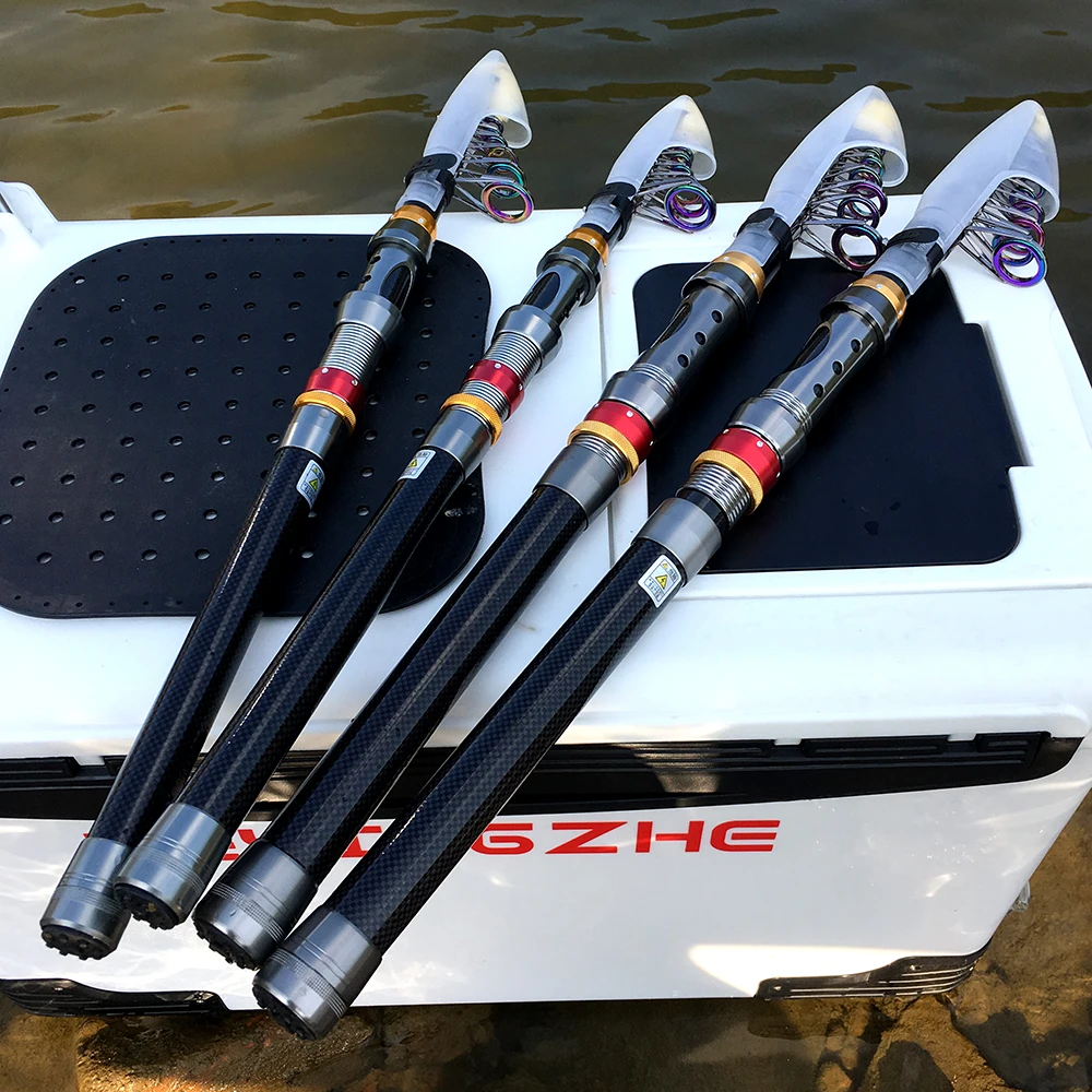 Un grupo de cinco paletas en blanco y negro está en un refrigerador blanco