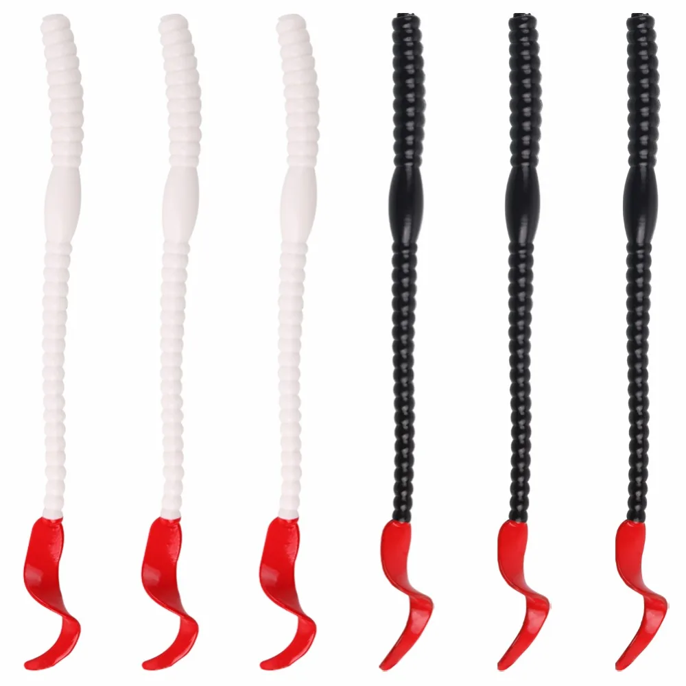 Una fila de cepillos de dientes rojos y blancos