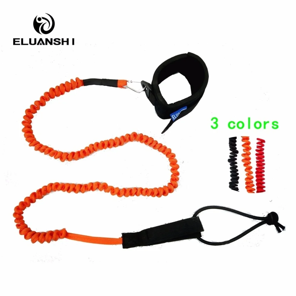 Esta vibrante correa de surf multicolor ofrece seguridad y estilo para los entusiastas de los deportes acuáticos