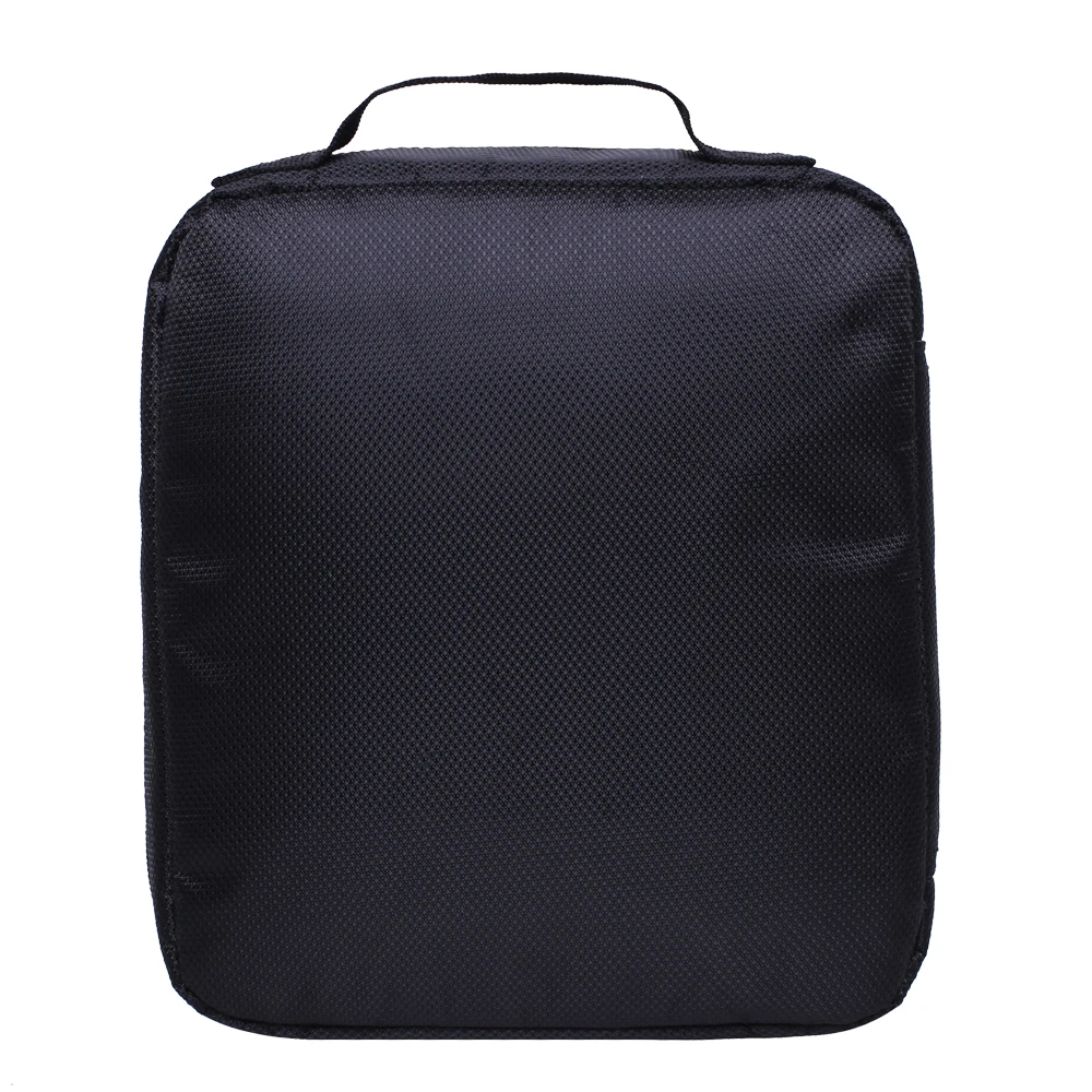 Una funda negra para portátil. Parece estar diseñado para proteger una computadora portátil contra rasguños e impactos menores mientras se transporta. La funda tiene cierre de cremallera y asa para llevar