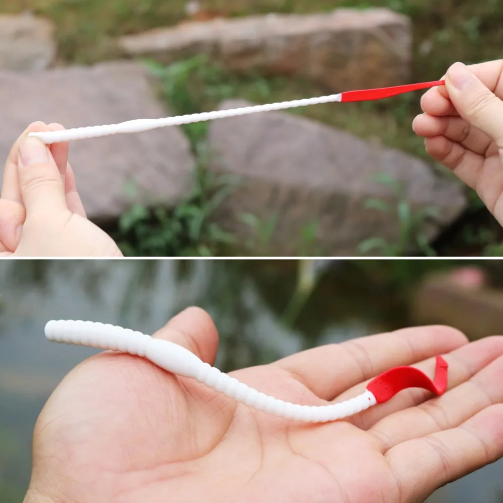 Una persona que sostiene un cepillo de dientes blanco y rojo