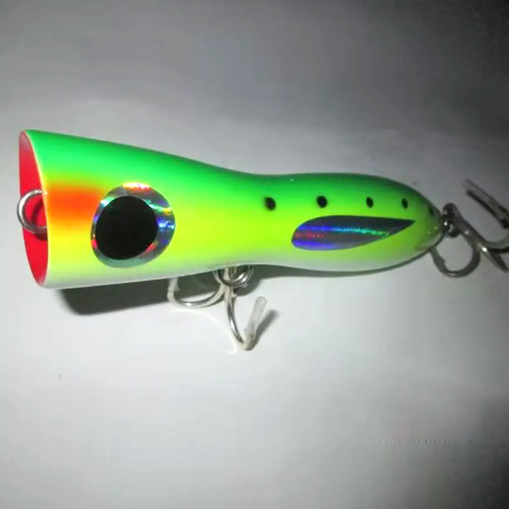 Un señuelo verde y plateado con un gancho en el extremo