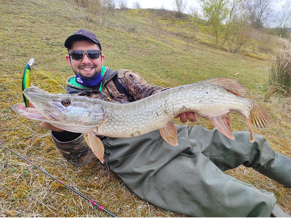 ¡Experimenta la emoción de la pesca con esta impresionante captura!